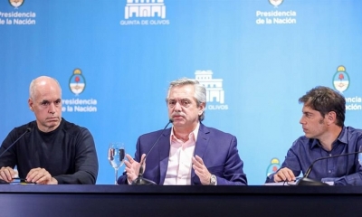 El presidente de Argentina, Alberto Fernández ( c  )