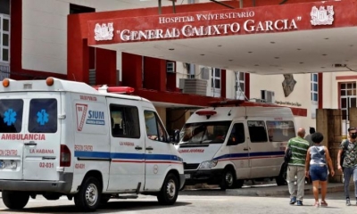 Fotografía que muestra unas ambulancias en el Hospital Universitario General Calixto García, en La Habana, Cuba. | EFE