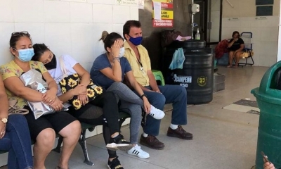Las afueras del hospital San Juan de Dios lucen llenas de gente