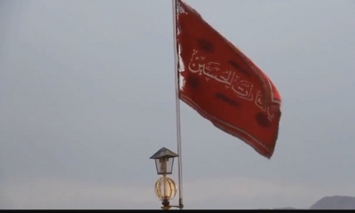 Este 4 de enero se desplegó una bandera roja sobre la Cúpula Sagrada de la mezquita Jamkarān en Qom