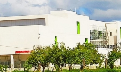 El frontis del hospital que debía ser entregado en noviembre. / Foto: Alcaldía de Montero