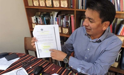 Gonzalo Colque nuestra la documentación de la ilegal titulación de más de 34.000 héctareas | Fundación Tierra