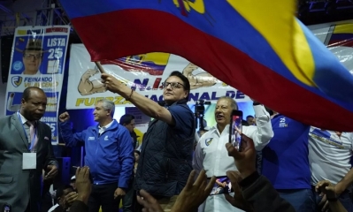 El candidato presidencial Fernando Villavicencio ondea una bandera de Ecuador en un acto de campaña en un colegio minutos antes de ser asesinado