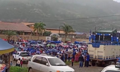 La camioneta impactó con algunas personas y dejó heridos. Foto: Captura de pantalla