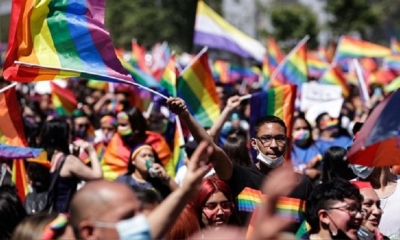 Miles de personas participan hoy en la Marcha del Orgullo en apoyo a la comunidad LGTBI del país.