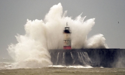 Las olas rompen sobre el faro de Newhaven y el muro del puerto en Newhaven, al sur de Inglaterra. 