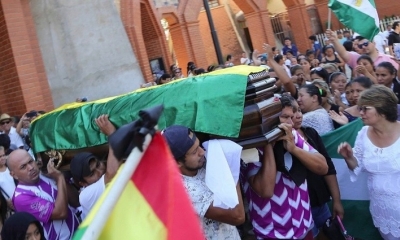 Foto / Archivo: El cuerpo de Mario Salvatierra es trasladado al cementerio de Montero. APG