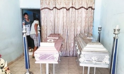 Los restos de los esposos son velados en una vivienda de El Torno; la familia guarda silencio. Foto: EL DEBER