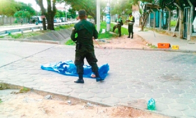 Agentes de Tránsito realizan las mediciones correspondientes en medio del cuerpo de la víctima