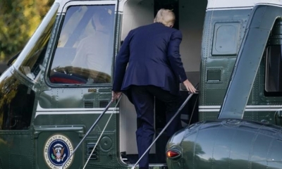 El presidente Donald Trump sale de la Casa Blanca hacia el Centro Médico Militar Nacional Walter Reed. | AFP