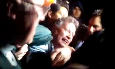 Cesar Navarro, en el forcejo policial para evitar su detención. Foto/okdiario