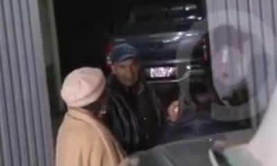 En la casa se encontró varios vehículos/Foto: Captura de pantalla