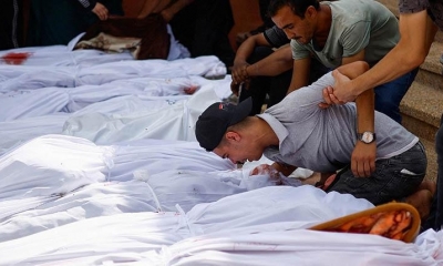 Un ciudadano palestino llora ante un conjunto de cadáveres, víctimas del bombardeo sobre un hospital. | REUTERS