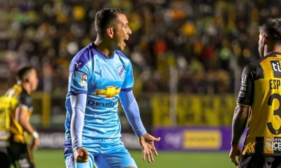 Roberto Carlos Fernández festeja el gol ante el Tigre 