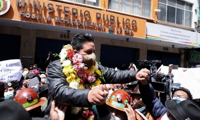 El gobernador Santos Quispe arropado por sus seguidores en puertas del Ministerio Público de La Paz.