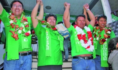 Los nuevos dirigentes tras la posesión junto a Gonzalo Barrientos y Edwin Rodríguez/Foto. EP