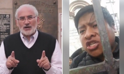 Carlos Mesa y uno de los jóvenes que cerró la puerta de la UATF.