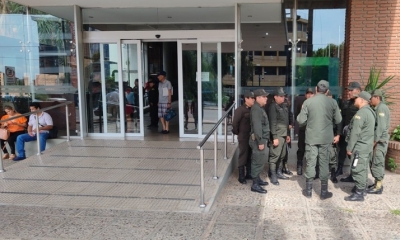  Los efectivos se ubican en la parte trasera y delante de la Gobernaciòn