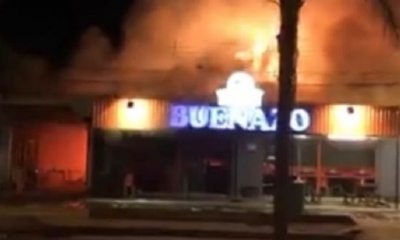 Bomberos llegó al lugar para apagar el fuego. Se investigan las causas del suceso