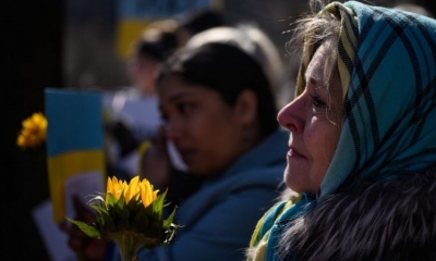Miembros y simpatizantes de la comunidad ucraniana local asisten a una protesta en solidaridad en Pensilvania