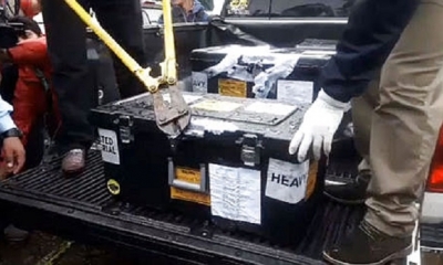 Con la ayuda de unas enormes pinzas personal del Ministerio Público procedió a abrir una de las tres cajas en Santa Cruz. Foto: captura