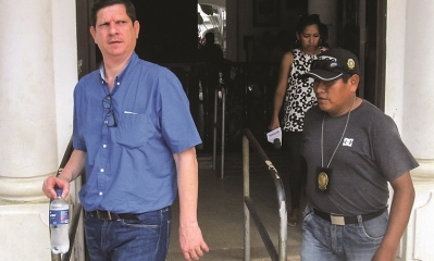 El magistrado Carlos Alberto Égüez a su salida de juzgados luego de una de las audiencias. Foto. APG
