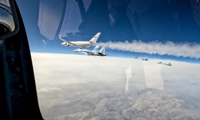 Los cazas rusos Sukhoi Su-35BM escoltan el avión presidencial de Putin