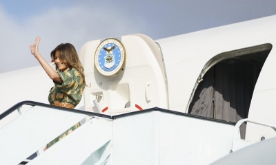 El avión en el que viajaba la primera dama de Estados Unidos, Melania Trump, se vio obligado hoy a aterrizar pocos minutos.