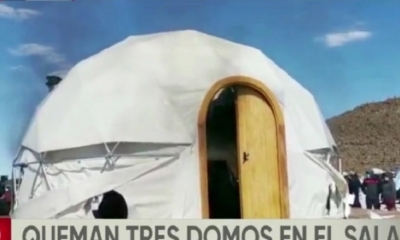 Uno de los domos turísticos fue quemado. Foto: Captura