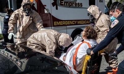 Equipos médicos trasladan a un hospital a un paciente con coronavirus en Nueva York. | AFP