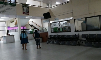 En el San Juan de Dios las butacas estaban amontonadas porque no habrá atención hasta el jueves. Foto: EL DEBER