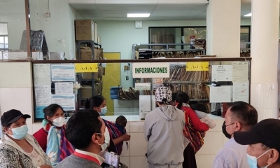 Padres de familia esperan atención en el hall del hospital del Niño. CARLOS RODRÍGUEZ/CORREO DELSUR