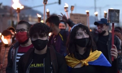 Protesta en Bogotá luego de la violación de una niña de parte de militares colombianos, caso reportado la semana pasda. | Fuente: AFP