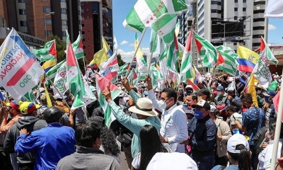 Simpatizantes correístas se concentran frente al Consejo Nacional Electoral (CNE), en Quito. | EFE