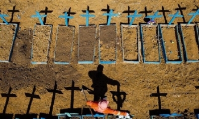 Una vista aérea que muestra a un sepulturero en el cementerio Nossa Senhora Aparecida, en Manaus. / Foto: AFP