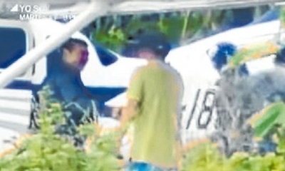 El piloto de la avioneta con bandera boliviana mostró familiaridad con los narcos que iban a cargar la droga. Foto: Captura de Pantalla (Youtube)