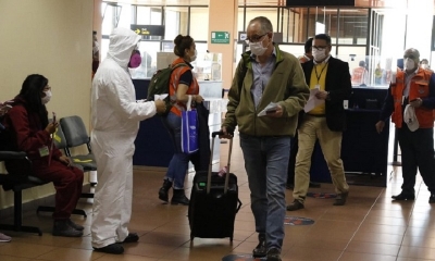 Unos pasajeros llegan al aerouerto de El Alto.