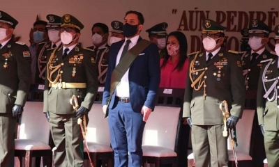 Acto de reconocimiento al comandante policial.