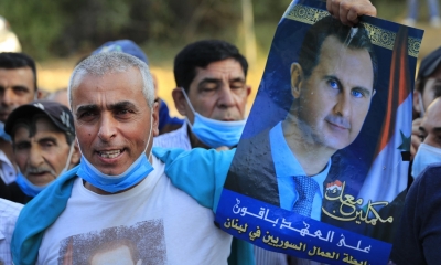 Un ciudadano sirio que vive en Líbano grita consignas en favor del presidente de Siria, Bashar Assad. (AP Foto/Hussein Malla)(ASSOCIATED PRESS) 