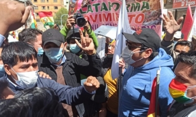 Los grupos de manifestantes en puertas de la cárcel de Miraflores. 