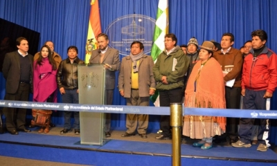 Autoridades y dirigentes que participaron de la reunión en la Vicepresidencia. Foto: ABI.