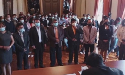 Damián Condori posesiona al gabinete 2022 de la Gobernación de Chuquisaca.