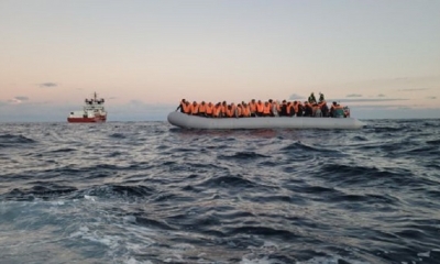 Migrantes rescatados en aguas internacionales frente a las costas de Libia.