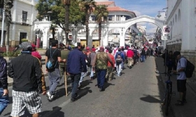 Una marcha llegó con palos y piedras hasta el centro sucrense la mañana de este martes. Foto: William Zolá