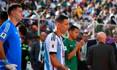 Ángel Di María junto a Emiliano Martínez salen a la cancha del Hernando Siles.