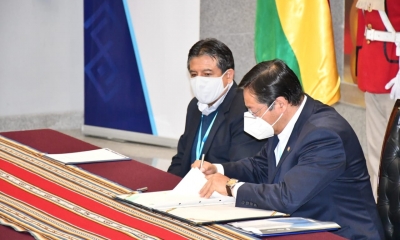 Presidente Arce firma la Ley del PGE 2021 que garantiza la compra de vacunas contra el COVID-19 | Diputados