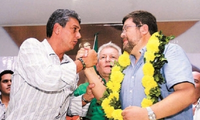 Foto / Archivo: Suárez estrecha la mano a Doria Medina, mientras Costas observa el acto. 