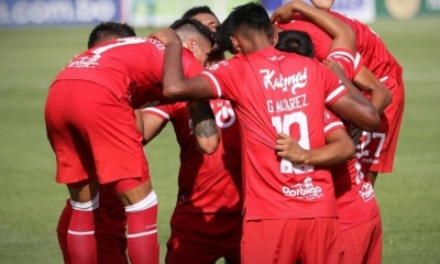 Royal Pari gana 2-1 a Universitario de Vinto y sale del fondo Los jugadores de Royal Pari celebran la victoria de este jueves