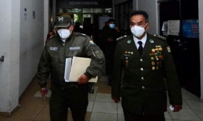 El coronel Aníbal Rivas en contacto con los medios. ( d )