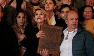 Jeanine Áñez se proclamó presidenta interina de Bolivia y aseguró que convocará a elecciones generales.